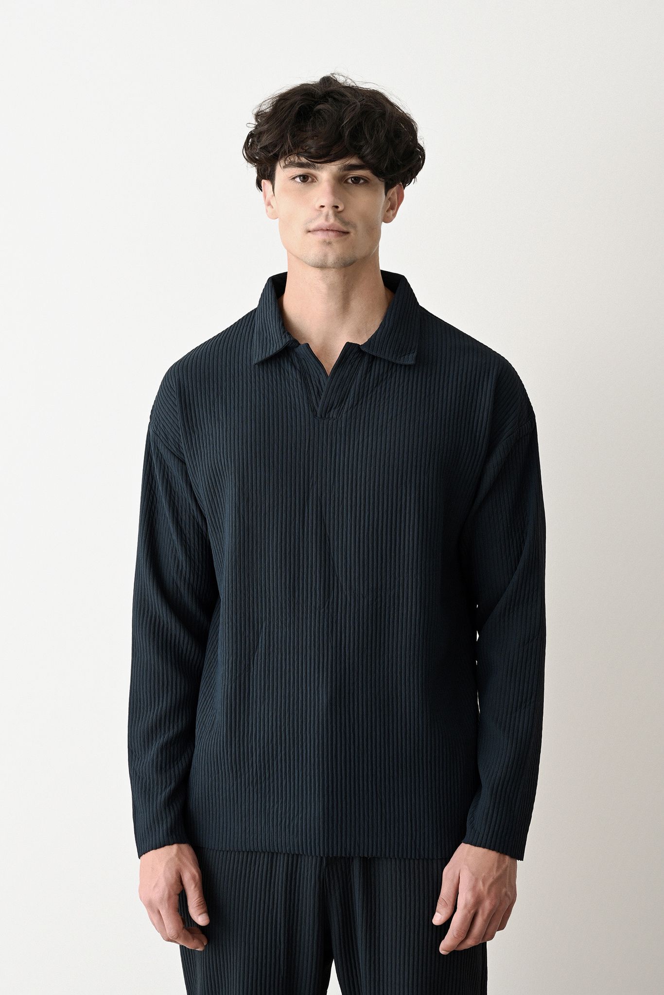 Gömlek Yaka Oversize Sweatshirt - Şık ve Rahat Tasarım